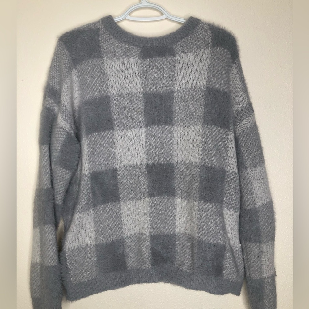 Time & Tru Fuzzy Gray/White Sweatshirt— Medium